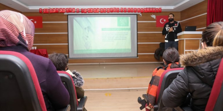 Başkale'de kadınlara "En iyi narkotik polisi anne" semineri verildi