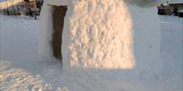 Baskil'de gençler kardan İglo evi yaptı