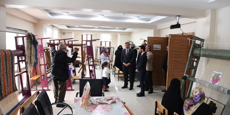 Belediye Başkanı Asya, Müştak Baba Bilgi Evindeki kursları ziyaret etti