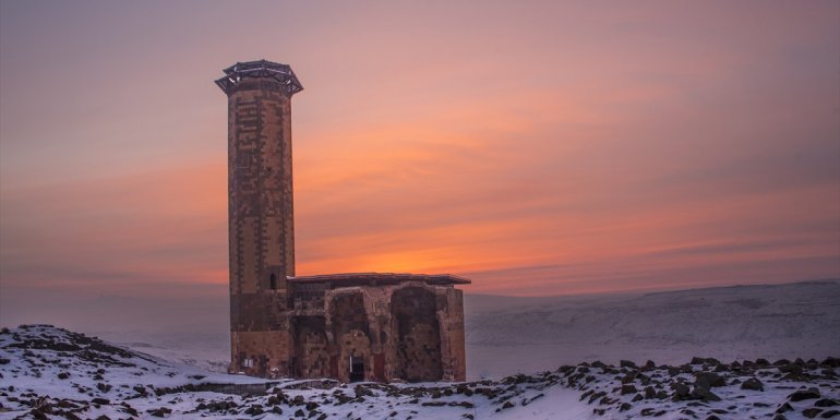 Beyaza bürünen Ani Antik Kenti masalsı güzelliğiyle yerli ve yabancı turistleri ağırlıyor