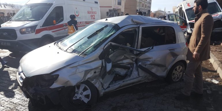 Bingöl'de ambulans ile otomobilin çarpıştığı kazada 5 kişi yaralandı
