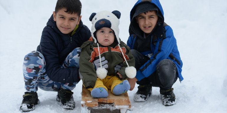 Bingöl'de çocukların kızaklı kayak keyfi