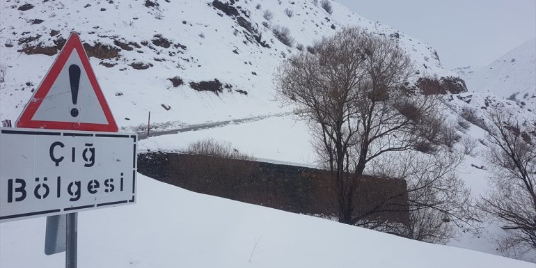 Bingöl'de çığ nedeniyle kapanan Karlıova-Yedisu kara yolu ulaşıma açıldı