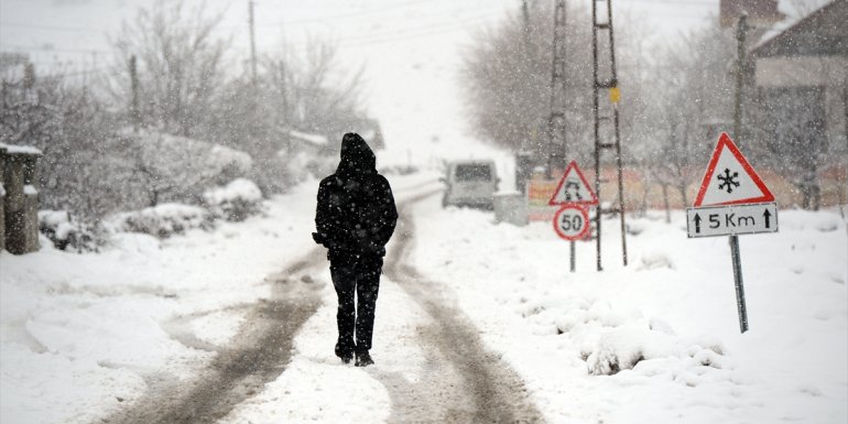 Bingöl-Elazığ kara yolunda kar ve sis etkili oldu
