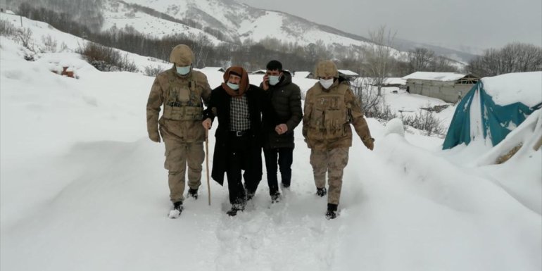 Bingöl'de Jandarma, yolu kapalı mahalledeki yaşlı adamı sağlık merkezine ulaştırdı