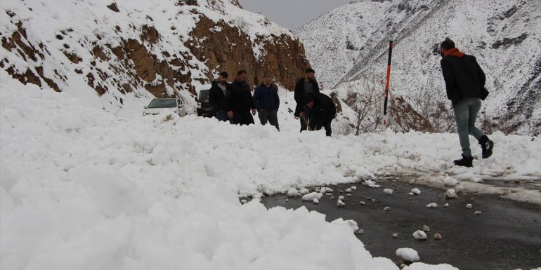 Bingöl'de minibüsün geçişi sırasında çığ düştü
