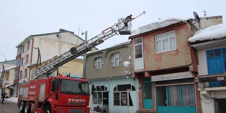 Bingöl'de tehlike yaratan buz sarkıtları düşürülüyor