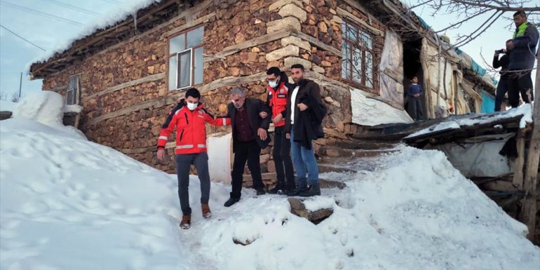 Bingöl'de yolu kapalı köydeki hastaya UMKE ulaştı