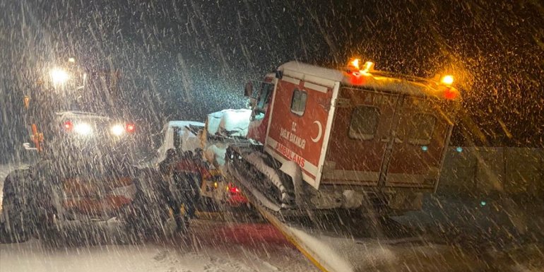 BİNGÖL - Yolu kapanan beldedeki hamile kadını UMKE hastaneye ulaştırdı1