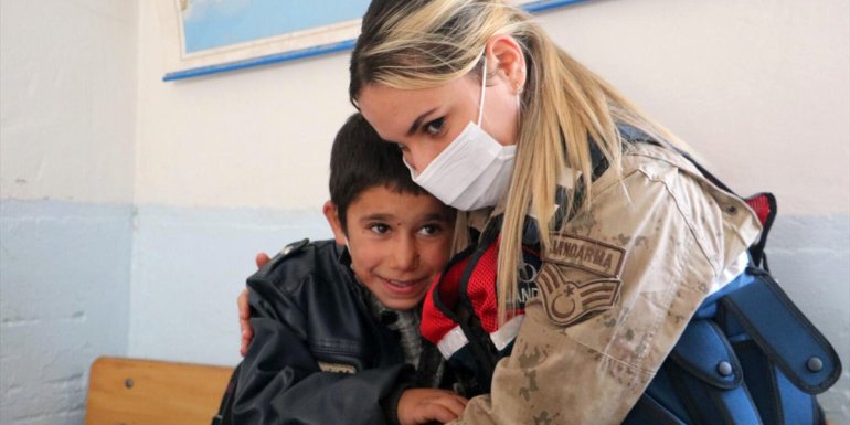 Kadın komutanlar, öğrencilere dergi ve kırtasiye malzemesi hediye etti