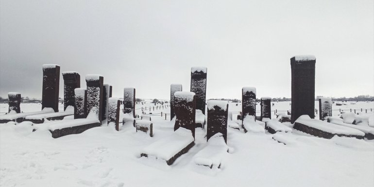 Bitlis'teki Selçuklu Meydan Mezarlığı beyaza büründü