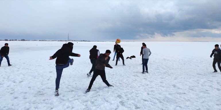 Bitlis'te donan göl gençlerin oyun alanı oldu