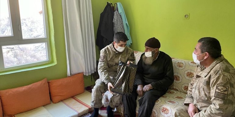 Bitlis'te jandarma ekipleri hasta ve yaşlıları ziyaret etti