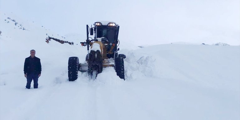 Bitlis'te ulaşımın sağlanamadığı 137 yerleşim yerinin yolu açıldı