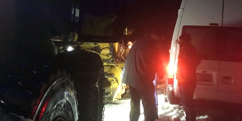 Bitlis'te yolda mahsur kalan tekstil işçilerinin imdadına karla mücadele ekipleri yetişti