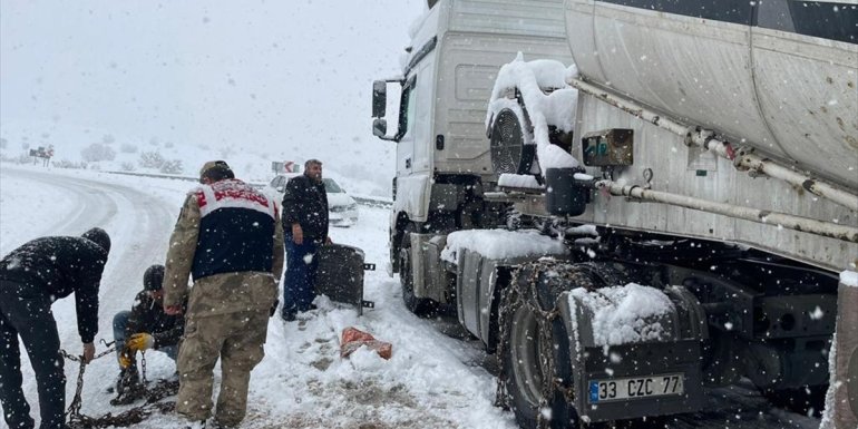 Bitlis'te yolda mahsur kalanların yardımına jandarma ekipleri yetişti