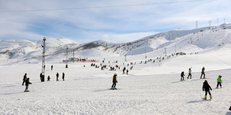 Bitlis'teki El-Aman Kayak Merkezi, kayakseverlerin akınına uğradı