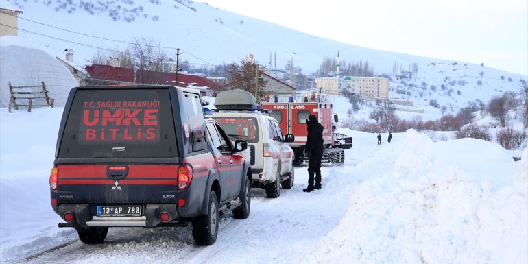BİTLİS - Yolu kardan kapanan köyde zehirlenen anne ve 5 çocuğuna paletli ambulansla ulaşıldı1