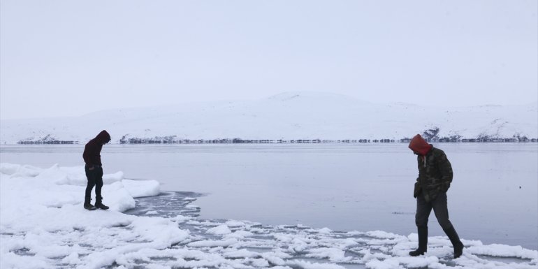 BİTLİS - Yüzeyi buz tutan Nazik Gölü