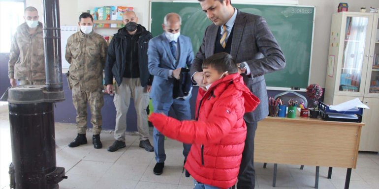 Bulanık Kaymakamlığından öğrencilere giyim yardımı