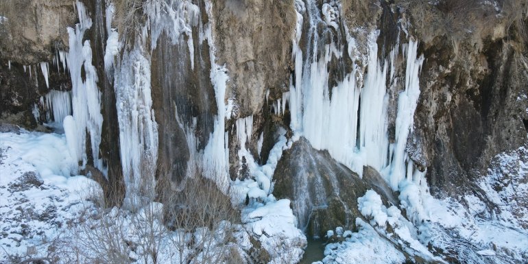 Buz tutan Girlevik Şelalesi Turistik Doğu Ekspresi yolcularının da rotasında