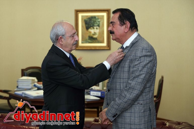 CHP Genel Başkanı Kemal Kılıçdaroğlu, partiye yeni katılanlara rozet taktı