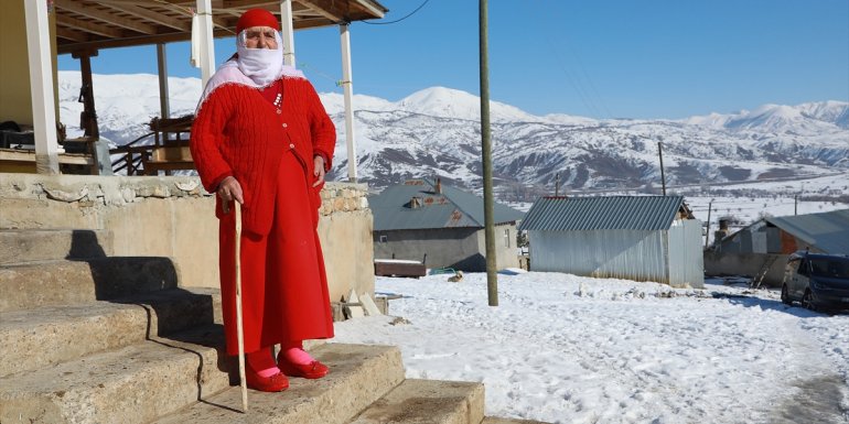 Çocukken gördüğü rüyanın etkisiyle 67 yıldır kırmızı giyiniyor