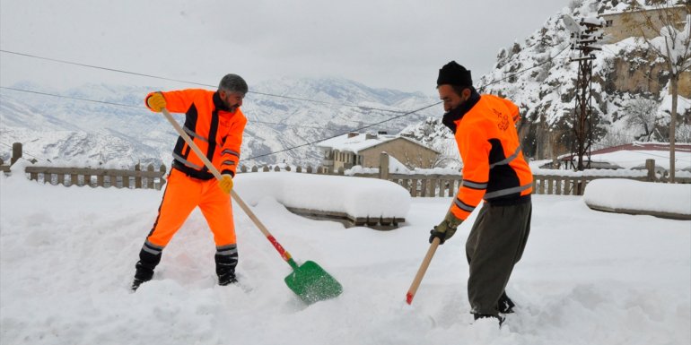 Çukurca'da karla mücadele çalışmaları sürüyor