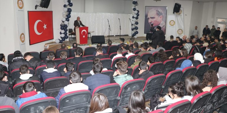 Çukurca'da yarışmalarda dereceye giren öğrencilere ödülleri verildi