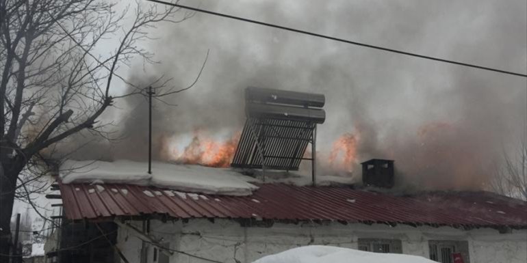 Doğanşehir'de evin bacasından çıkan yangın maddi hasara neden oldu
