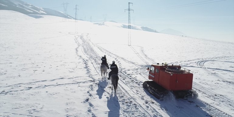 Ekiplerden elektrik arızalarına atlı müdahale