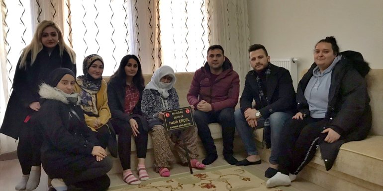 Elazığ'da 100 yaşındaki şehit annesi, üniversitelilerle oğlunun kabrine fidan dikti