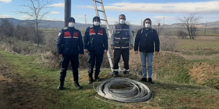 Elazığ'da 2 kişi elektrik kablosu çalarken suçüstü yakalandı