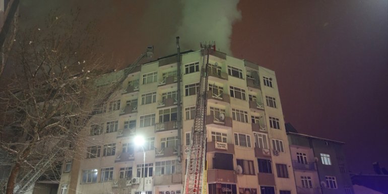 Elazığ'da 4 binanın çatısında çıkan yangın söndürüldü