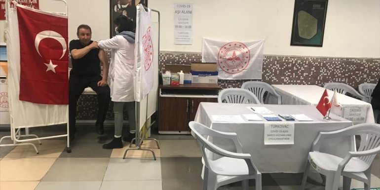 Elazığ'da belediye ve adliye binasında Kovit-19 aşı standı kuruldu