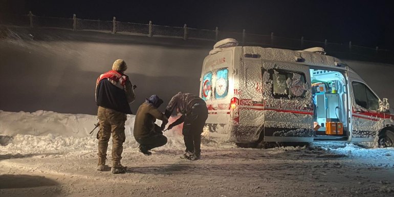 Elazığ'da yolda mahsur kalan araçlardaki 31 kişi kurtarıldı