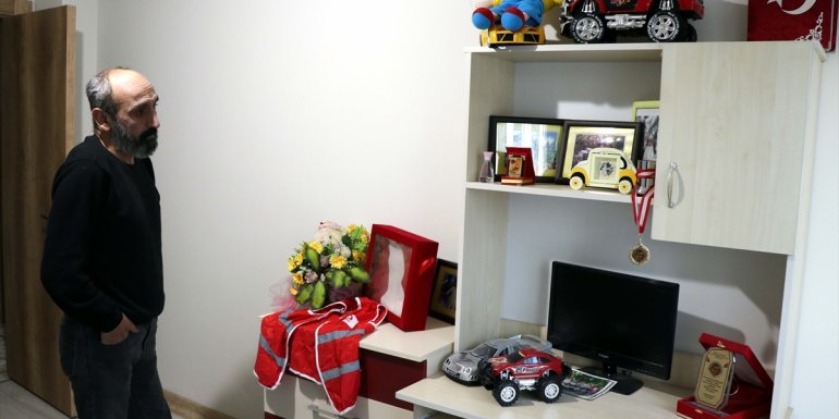 Depremde doğan evladını yine depremde yitirdi