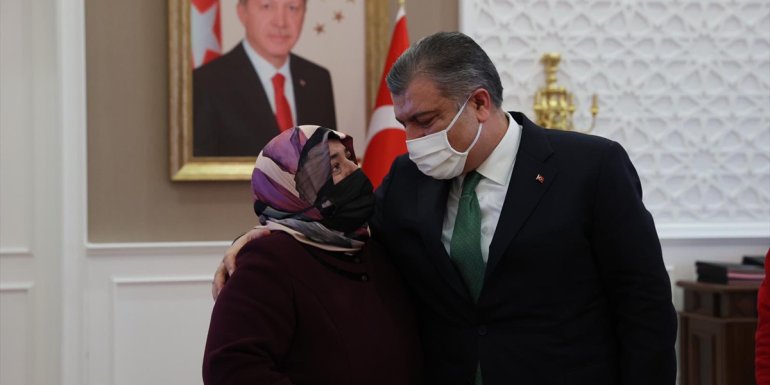 Elazığ depreminde enkazdan yaralı kurtarılan Azize Çelik'ten Bakan Koca'ya ziyaret