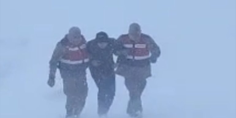 Elazığ'da donma tehlikesi geçiren sürücü kurtarıldı