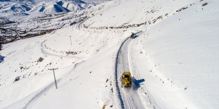 Elazığ'ın Palu ilçesinde kar kalınlığı 2 metreye ulaştı