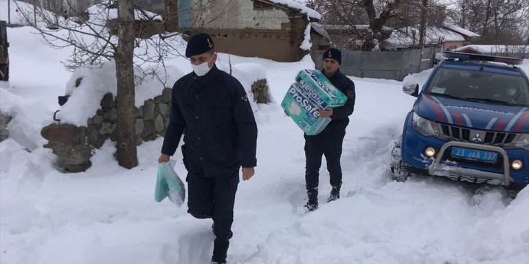 Elazığ'da engelli hastanın ilacını jandarma ekipleri teslim etti