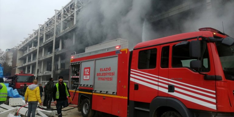 Elazığ'da inşaat alanında çıkan yangın söndürüldü