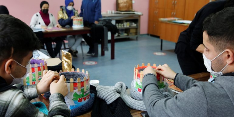 ELAZIĞ - İşitme engelli öğrenciler, Mehmetçik üşümesin diye atkı ördü1