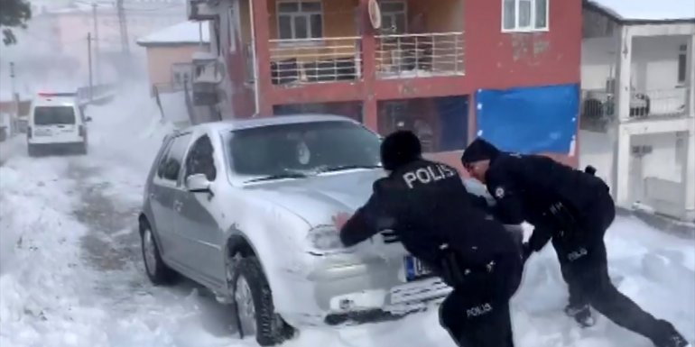 Elazığ'da otomobili ile yolda kalan sürücüye polisten destek