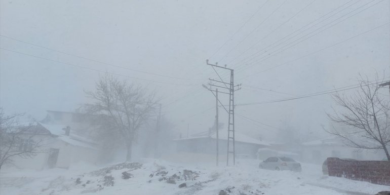 Sivrice'de kar etkili oluyor