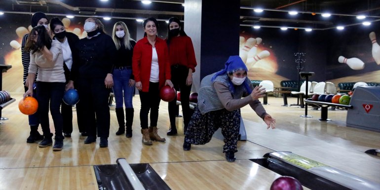 Üniversite öğrencilerinden Elazığ'da köyde yaşayan kadınlara kentte doyasıya bir gün geçirme imkanı