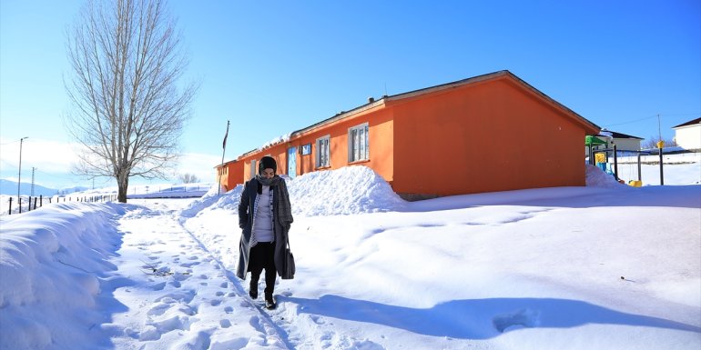 Emine öğretmen, dağ köyündeki okulu sıcak yuvaya dönüştürdü1