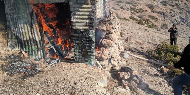 Erzincan'da avcıların yaban keçisi avlamak için yaptığı belirlenen kulübe yıkıldı