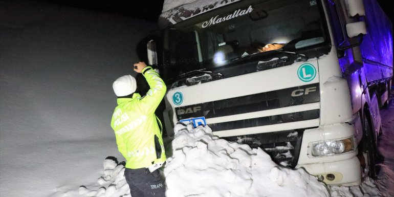 Erzincan'da kar yağışı ve buzlanma nedeniyle ulaşımda aksamalar yaşanıyor