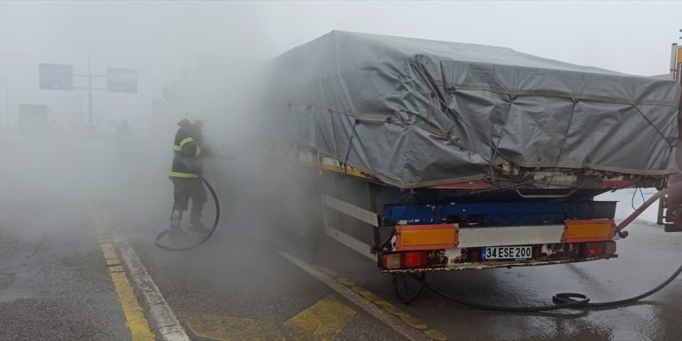 Erzincan'da lastiği alev alan tırdaki yangına itfaiyeden anında müdahale